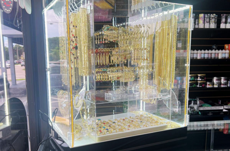 Vitrina acrílica con cadenas y joyas Gold Filled de Pino Jewelry