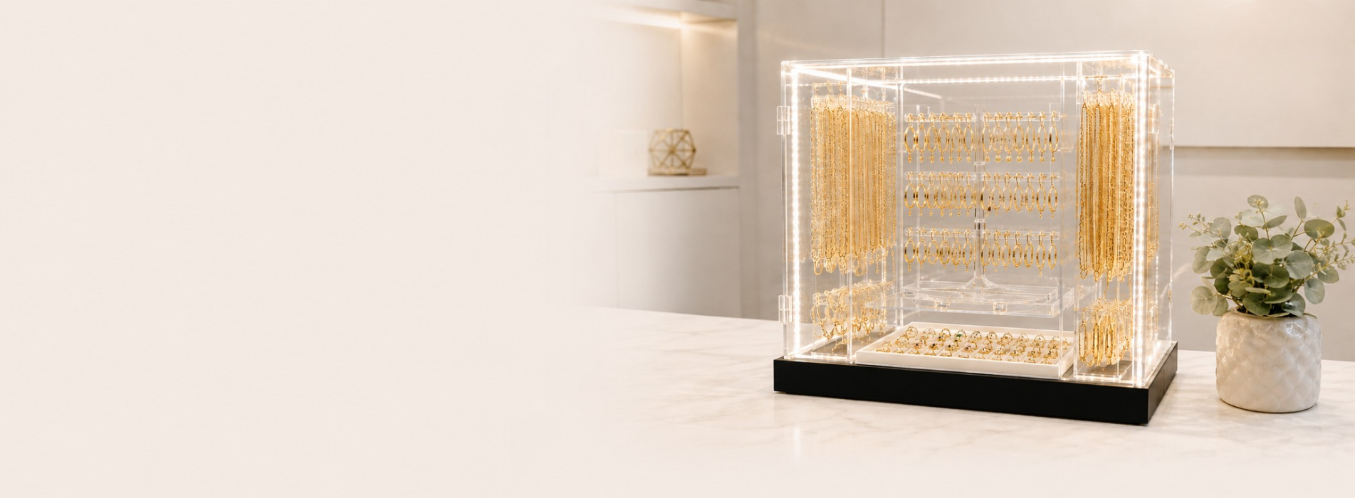 Display acrílico iluminado con joyas Gold Filled de Pino Jewelry
